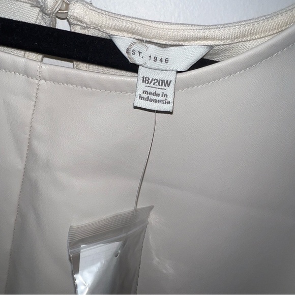 Faux Leather Crew Neck Plus Size Short Sleeve Top Size 18/20W - Picture 9 of 9